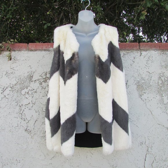 Capote ivory gray diagonal faux fur vest L